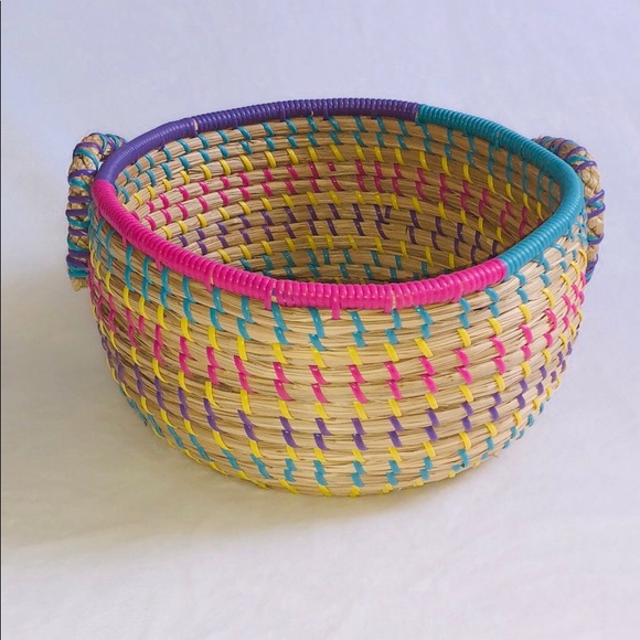 Round Basket with multicolor strings NWOT - Picture 5 of 6